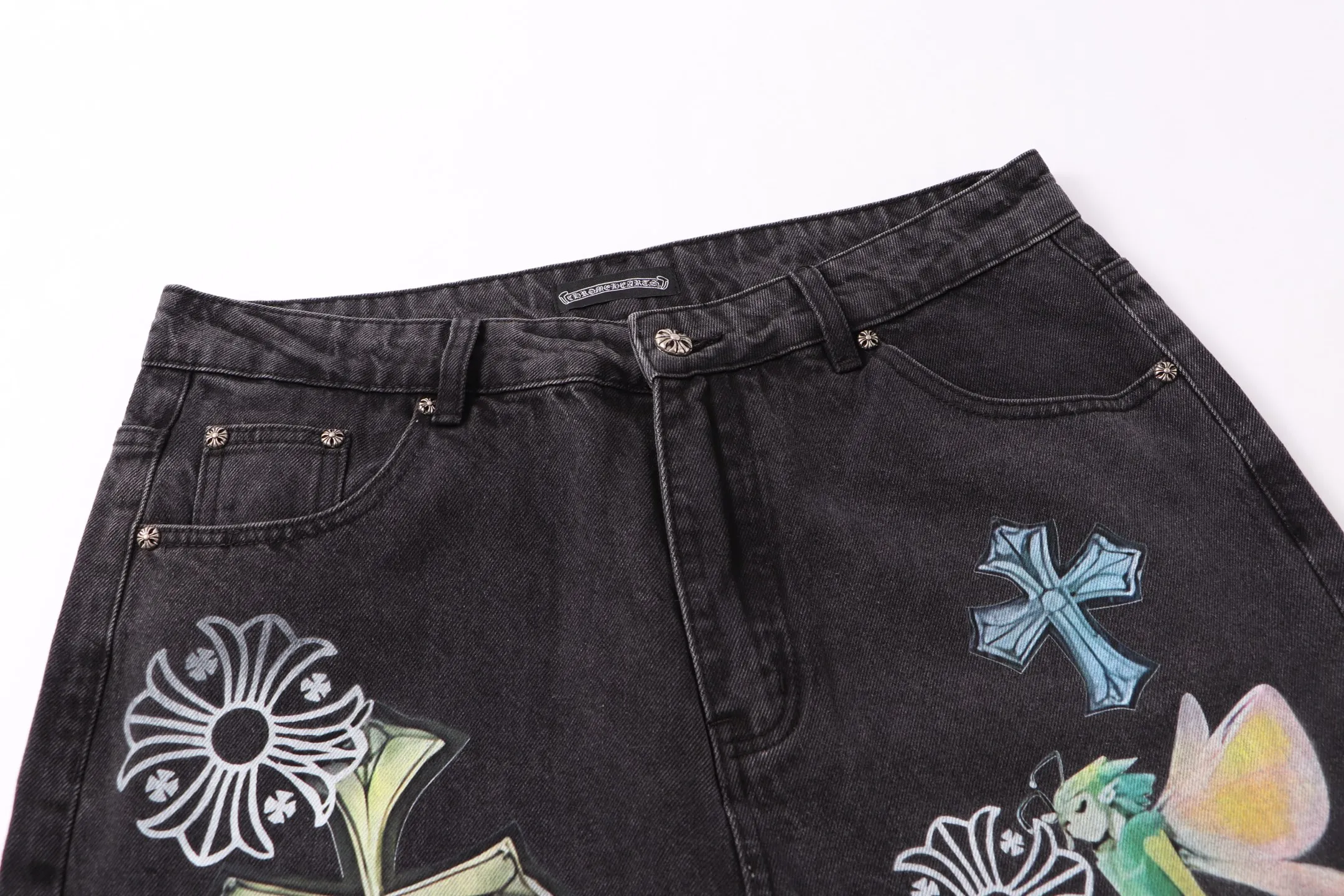 P290 Style number: H73 Crow Heart & 𝐂𝐡𝐫𝐨𝐦𝐞 𝐇𝐞𝐚𝐫𝐭 ss25 black elf print jeans. Styles with different washed textures are very friendly to people with thin legs. The slightly flared version perfectly modifies the leg shape. The timeless and moderate length makes it easy to match and match. It is the basis for various styles and is a must-have in your wardrobe! The fabric is stiff but also makes the upper body soft without losing texture. The washing process is even more perfect. It is a must-have item for everyone! ! ! Washed wheat, hang tag, pants label, three labels complete Color: black Size: 30-32-34-36